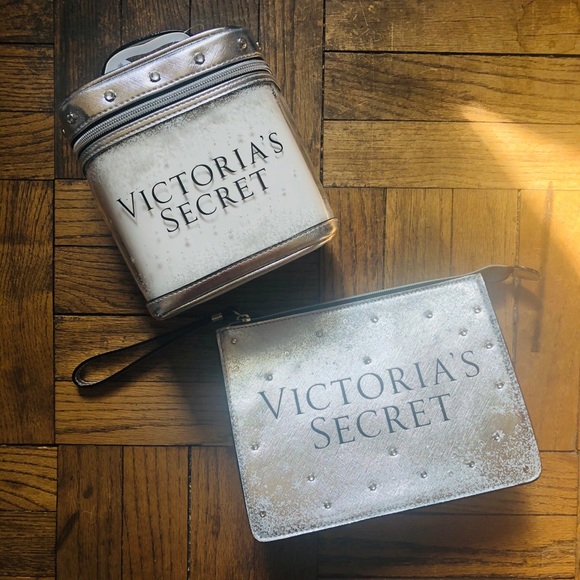 SOLD 🛑 VICTORIA’S SECRET COSMETIC BAG BUNDLE - Picture 1 of 3